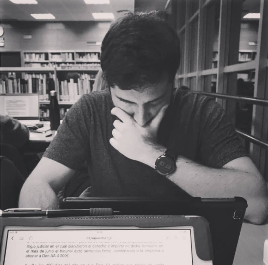 Emilio Cabrera estudiando en una biblioteca